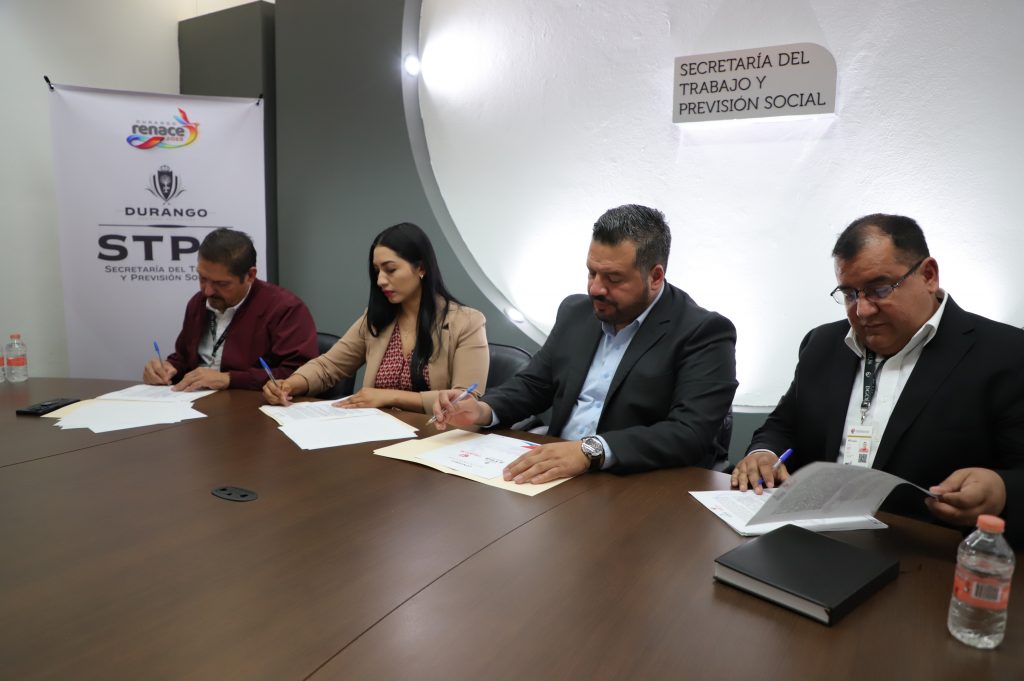Firman convenio STPS y CECATI 36